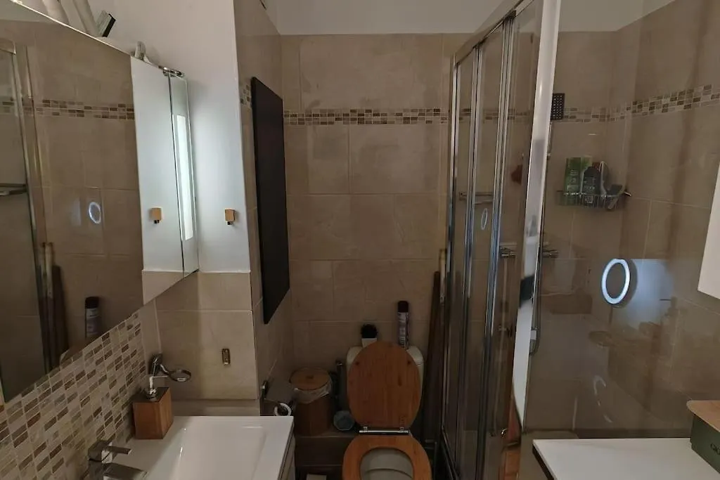 T2 Meuble 1 Er Etage Dans Un Quartier Calme A 17 Apartment
