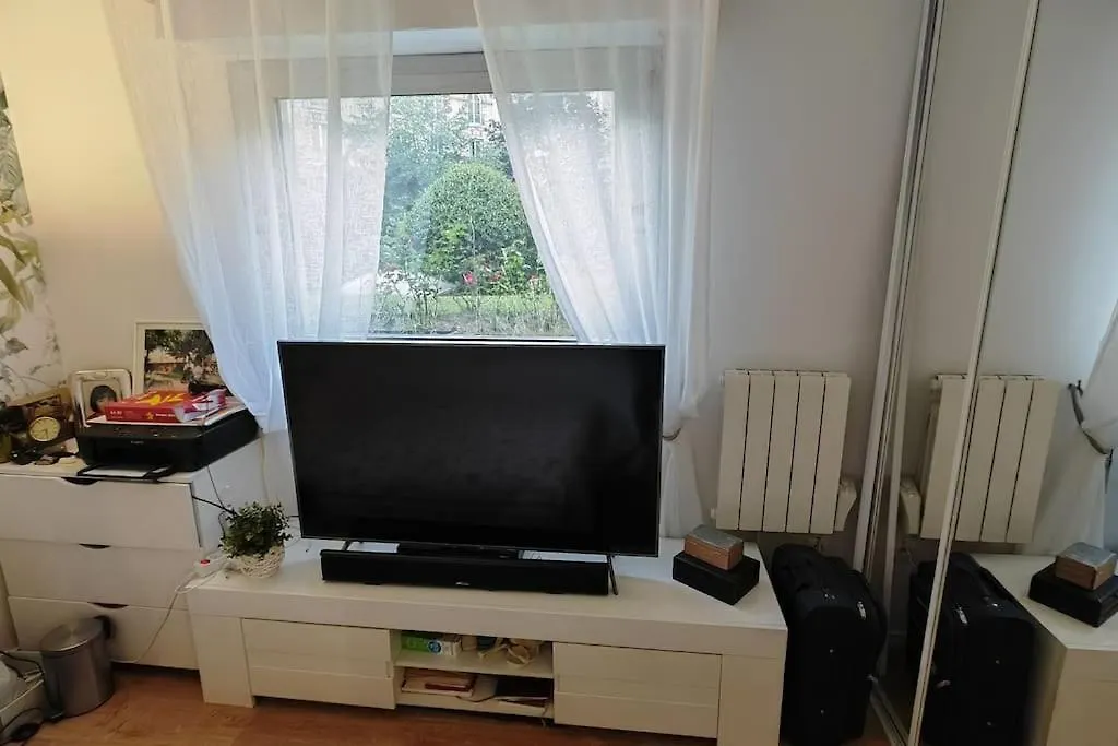 Appartamento T2 Meuble 1 Er Etage Dans Un Quartier Calme A 17 *
