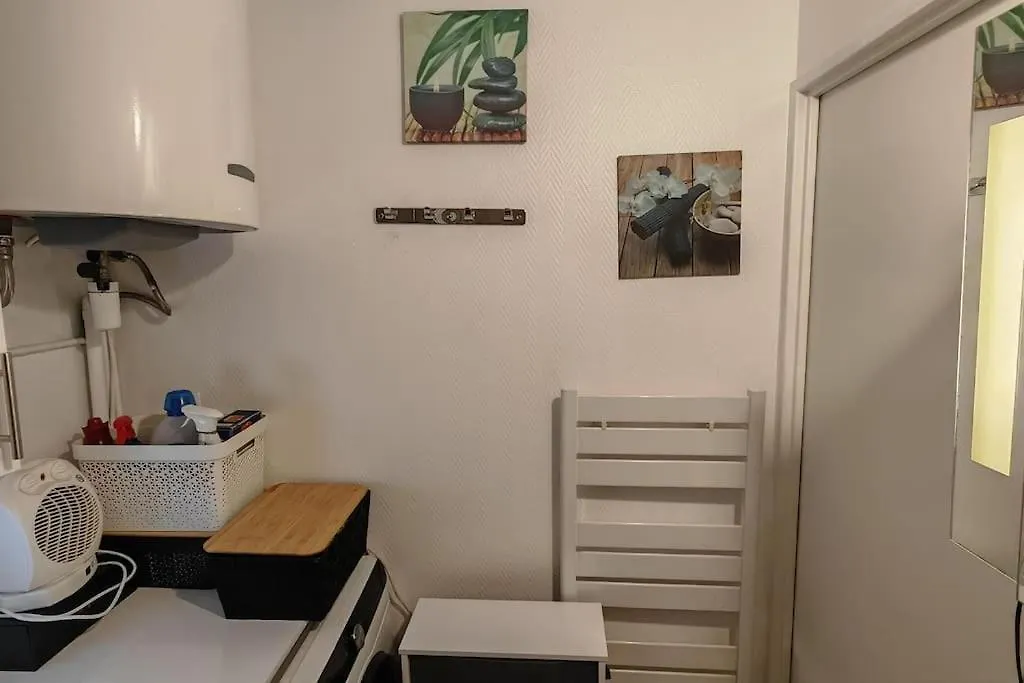 T2 Meuble 1 Er Etage Dans Un Quartier Calme A 17 Parigi