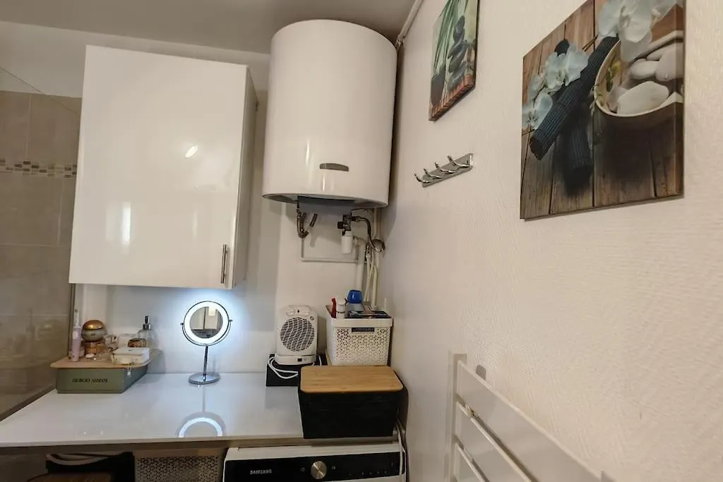 Appartamento T2 Meuble 1 Er Etage Dans Un Quartier Calme A 17