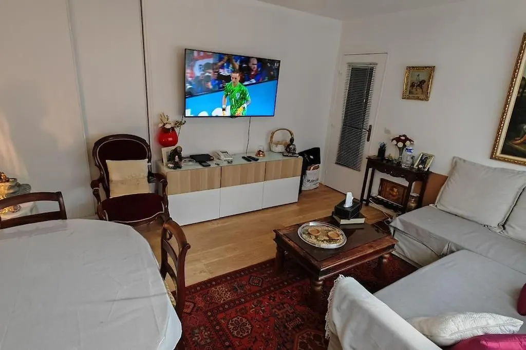 Appartamento T2 Meuble 1 Er Etage Dans Un Quartier Calme A 17 Parigi