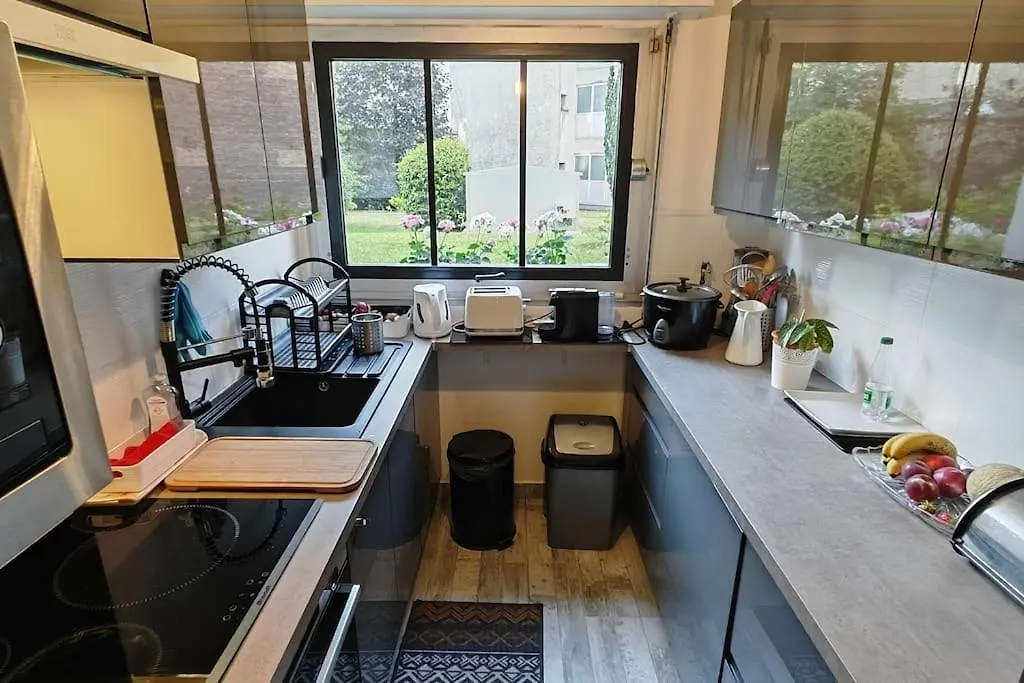Apartment T2 Meuble 1 Er Etage Dans Un Quartier Calme A 17 *