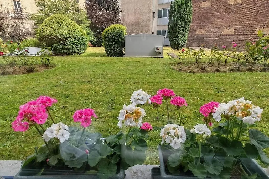 Appartamento T2 Meuble 1 Er Etage Dans Un Quartier Calme A 17 Parigi